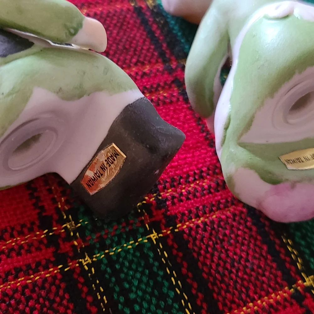 Vintage salt and pepper shakers   bench sitters made in Taiwan